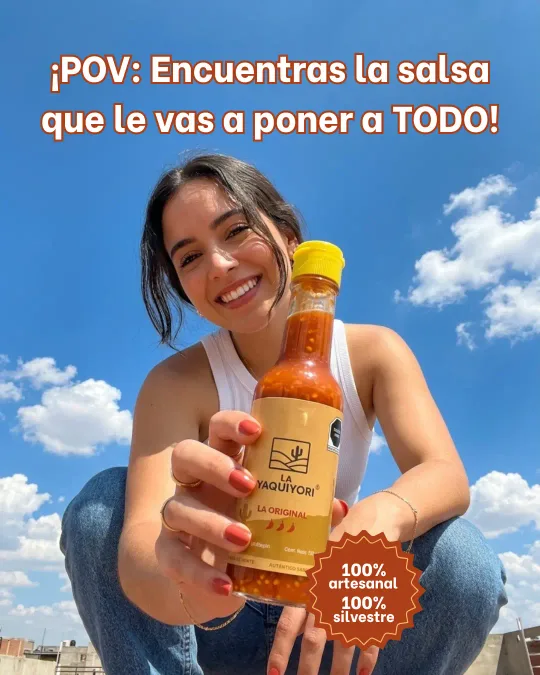 «¡POV: Encuentras la salsa que le vas a poner a TODO!» — una mujer sostiene una botella de salsa La Original de chiltepín silvestre La Yaquiyori. 100% artesanal, 100% silvestre.